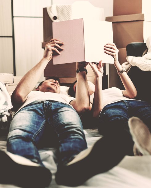 一对年轻夫妇在为他们的新公寓选择设计方案图片下载