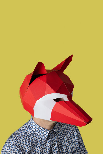 黄色背景上戴着红色狐狸面具的男人图片下载