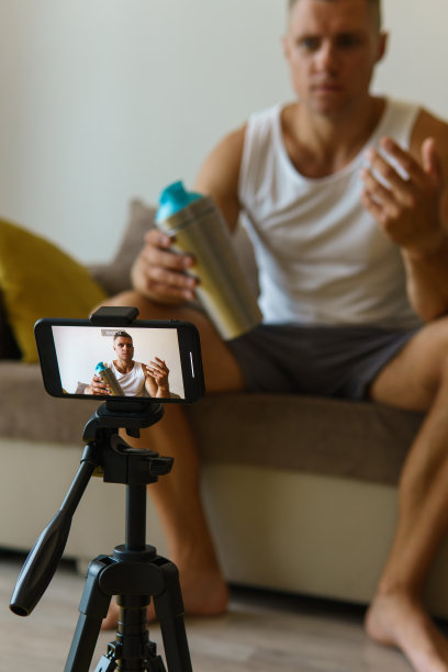 健身博主流媒体或为他的订户录制视频图片下载