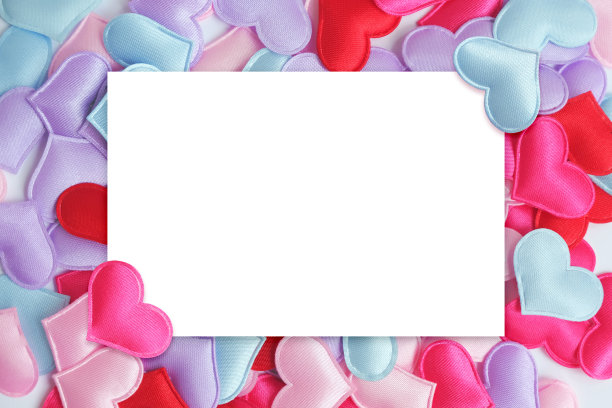 白色的纸卡上彩色柔和的心形背景。20201年2月14日，制作贺卡或情人节请帖。婚礼的邀请。情人节打折横幅。文本的地方图片下载