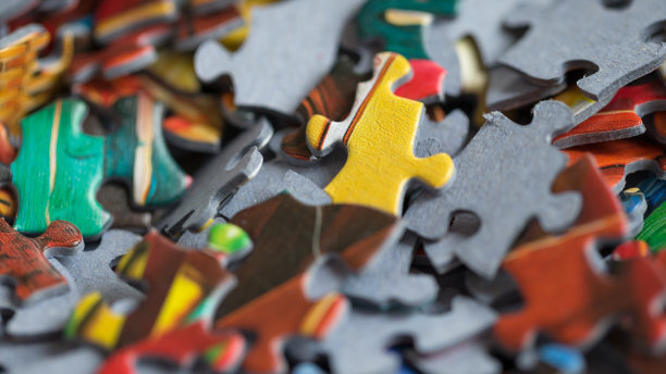 一堆彩色的拼图碎片图片下载