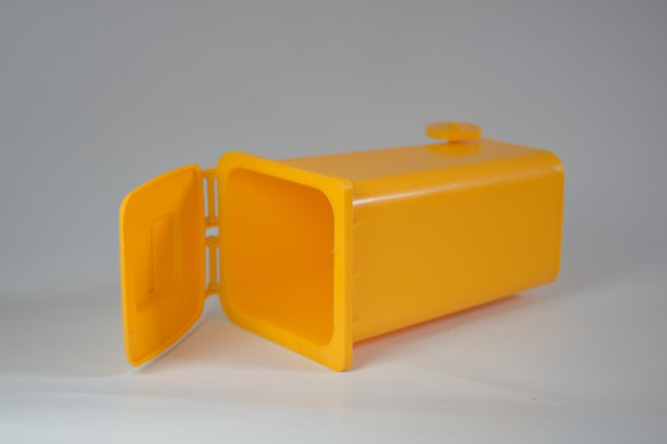 打开黄色垃圾桶模型图片下载