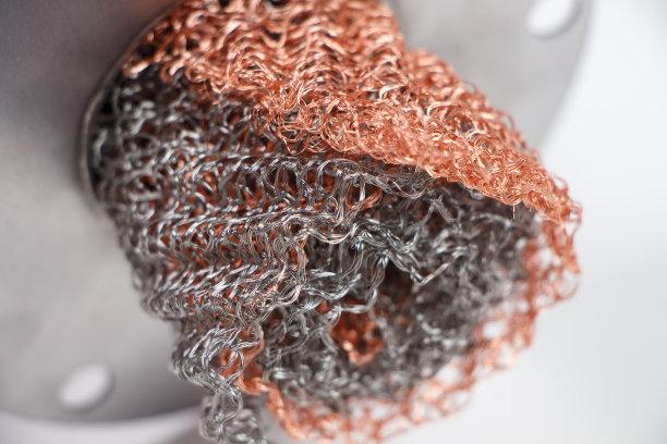 特写照片的金属轧制网格过滤器在铁管图片下载