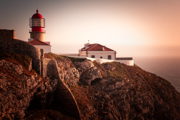 位于葡萄牙阿尔加维地区西南角的圣维森特角周围的红色峭壁。图片下载