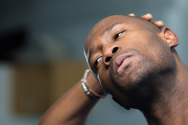 失望的中年秃头非洲裔黑人男性看斜面接受他的失败图片下载