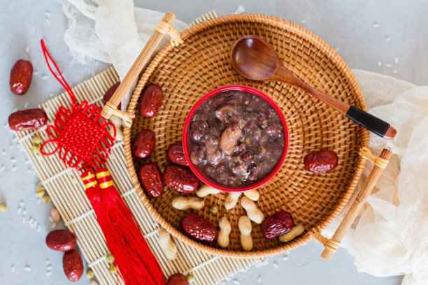 中国传统食物，腊八粥。早餐麦片，健康饮食。腊八节，中国新年，春节的概念图片下载