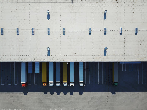 货物仓库鸟瞰图。物流中心位于工业城区上空。物流中心卡车装车鸟瞰图图片下载