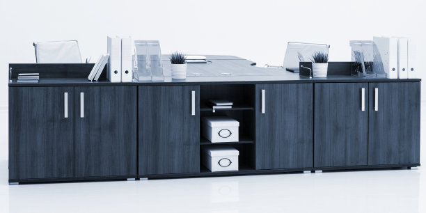 桌子和椅子在白色的背景反射图片下载