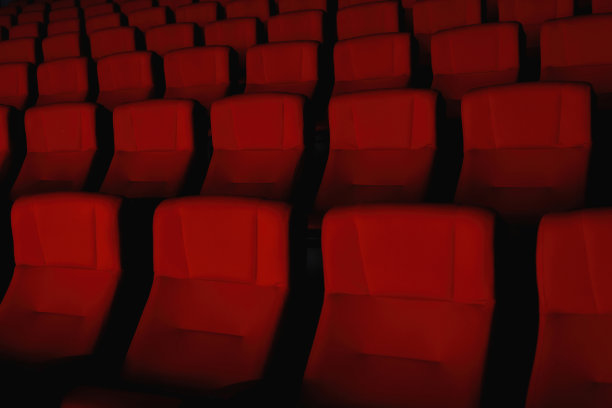 近距离拍摄的内部电影院礼堂与红色的椅子图片下载