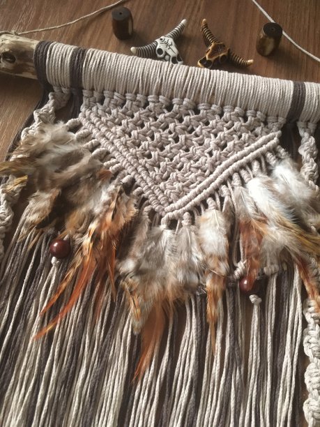 墙上挂着用羽毛手工制作的流苏照片图片下载