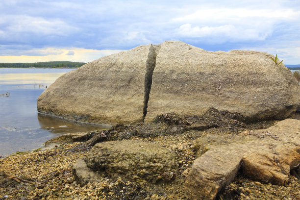 石头上的一条裂缝图片下载