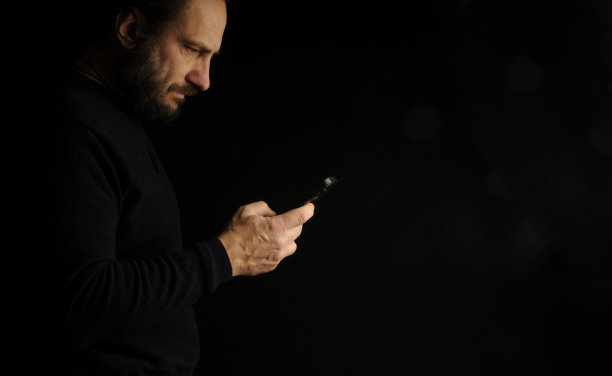 智能手机。黑色背景图片下载