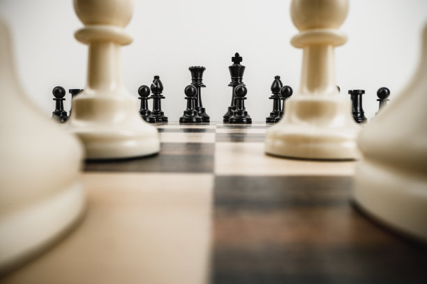 在国际象棋棋盘上的棋子的微距照片图片下载