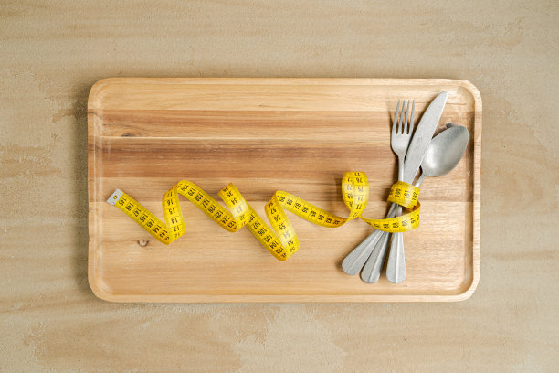 刀叉用卷尺绑在木托盘上图片下载
