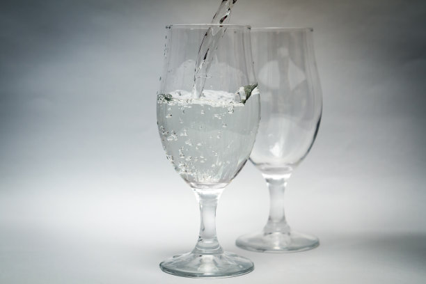 装满水的玻璃杯图片下载