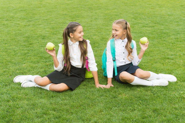 小女孩朋友吃健康的学校午餐，维生素食品概念图片下载