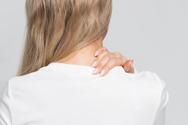 穿着白色上衣的女性，颈部和背部疼痛。颈关节炎、骨软骨病图片下载