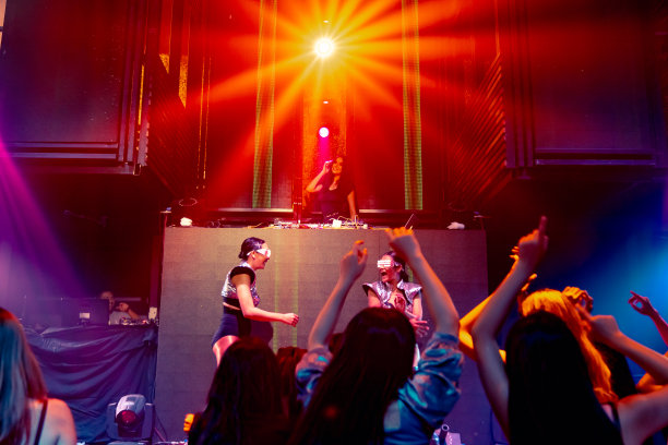 一群人在迪斯科夜总会随着DJ的音乐节奏跳舞图片下载