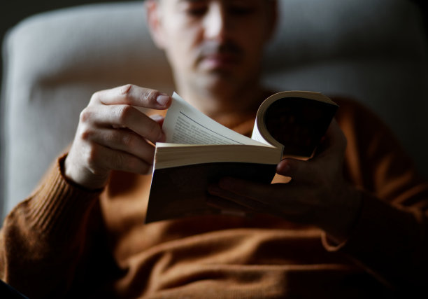 书和手的特写读一本书。阅读教育的概念。图片下载