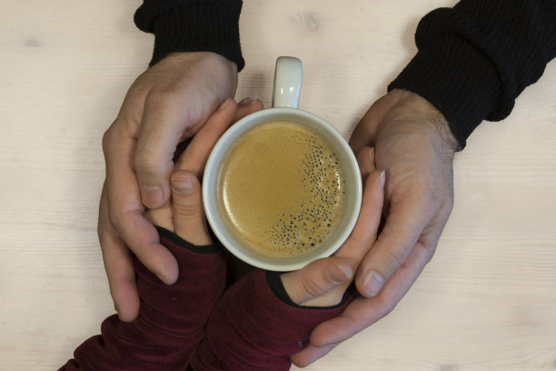 喝一杯热咖啡暖身图片下载