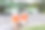 一个男人在加油站手里拿着两杯咖啡。图片下载