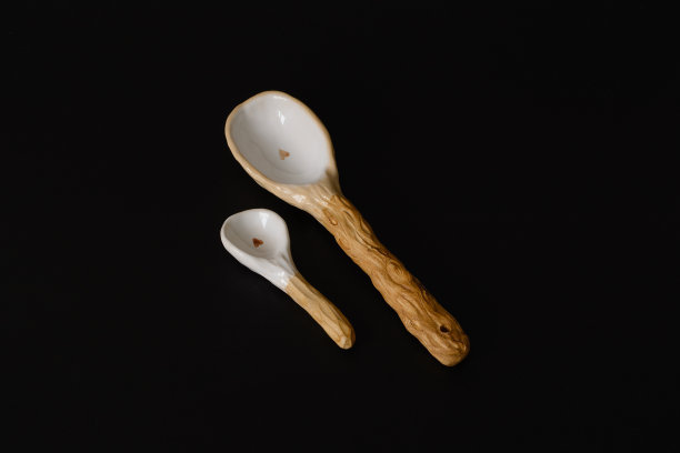 手工陶瓷工艺品。勺子。图片下载