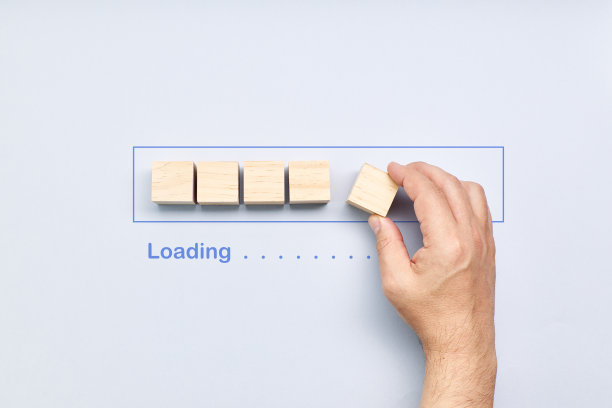 一个男人在酒吧里装满了写着"装载"的木块图片下载