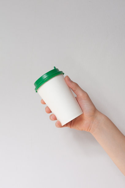去掉咖啡杯的背景。男手里拿着一个咖啡纸杯图片下载