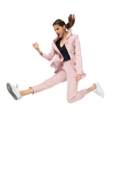 快乐的年轻女子穿着时尚的衣服或套装跳舞，重塑了文化历史上名人的传奇动作图片下载