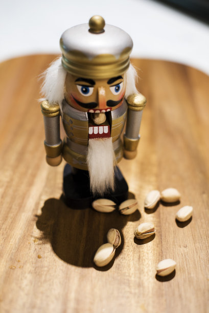 胡桃夹子,娃娃。带有开心果壳，模糊的背景图片下载