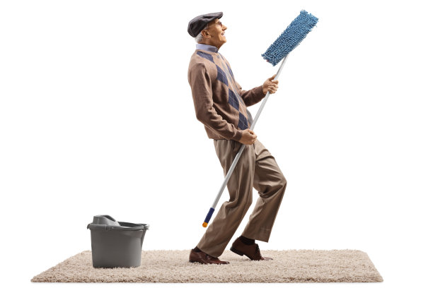 一个老人拿着拖把和水桶又唱又跳图片下载