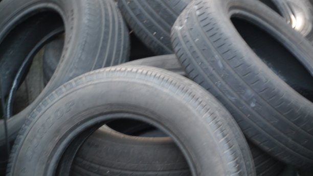 一堆旧轮胎图片下载