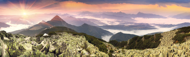 在薄雾笼罩的喀尔巴阡谷地搭起了帐篷图片下载