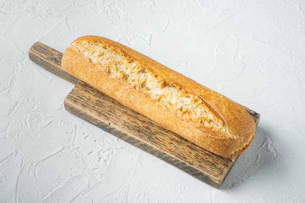 白背景上的新鲜烤法棍面包图片下载