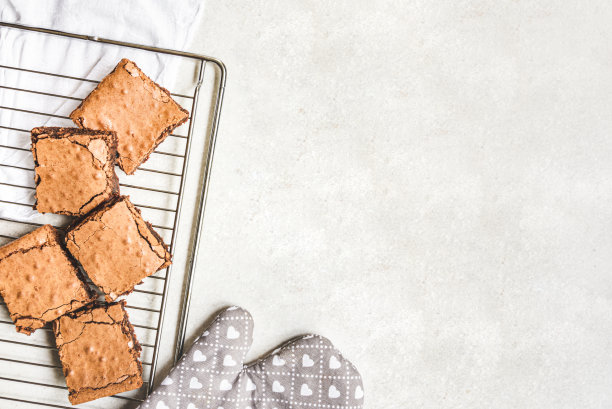俯视图新烤的家做的布朗尼蛋糕切成方形在背架上。副本的空间。图片下载