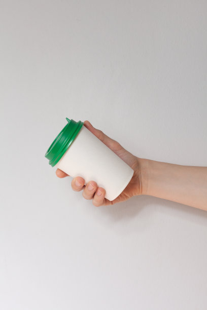 去掉咖啡杯的背景。男手里拿着一个咖啡纸杯图片下载