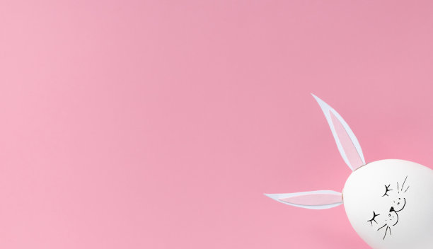 复活节彩蛋兔子耳朵和脸在粉红色的背景与复制空间。平躺或俯视图。最小的概念。概念创意照片接近复活节快乐假期图片下载