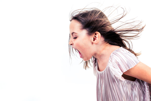 小女孩大喊大叫，不懂礼貌。图片下载