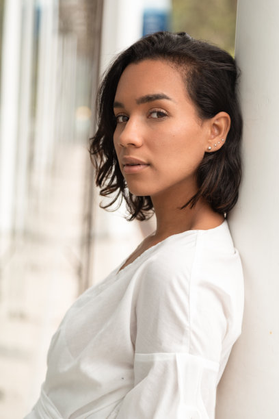 年轻的黑人拉丁女人的脸，短发和卷发图片下载