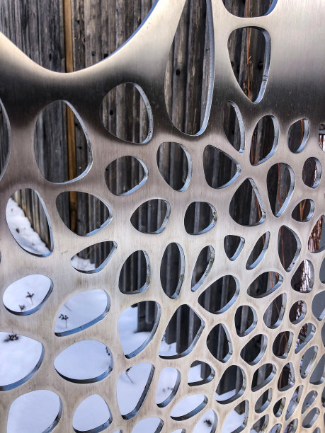 木栅栏上有孔的金属图片下载