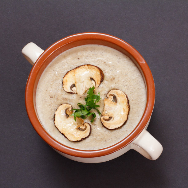 奶油蘑菇汤，瓷碗，黑色背景。图片下载