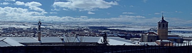 西班牙圣地亚哥教堂的雪屋顶和钟楼。图片下载