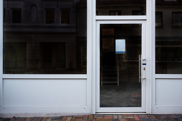 由于covid-19大流行而长期封锁后，在冠状病毒危机期间关闭的商店，窗户黑暗空无一人，复制空间图片下载