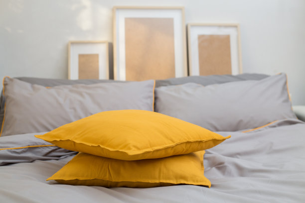 卧室，床和照亮黄色枕头在终极灰色的床。时尚色彩2021室内设计图片下载