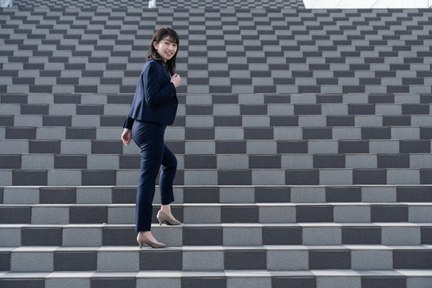 走在楼梯上的女人图片下载