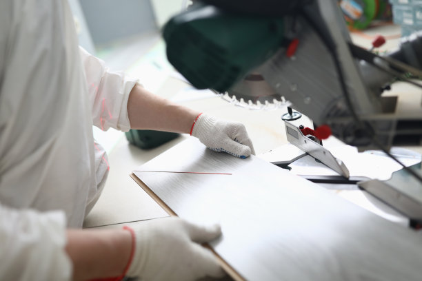 电锯测量激光层压。图片下载