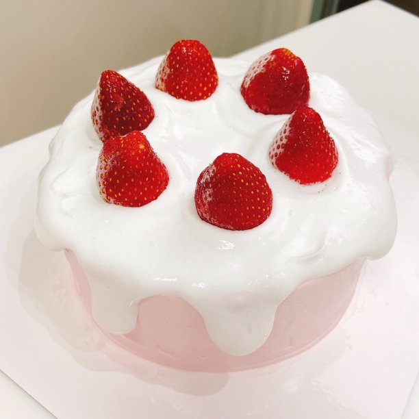 香草蛋糕配新鲜奶油和草莓图片下载