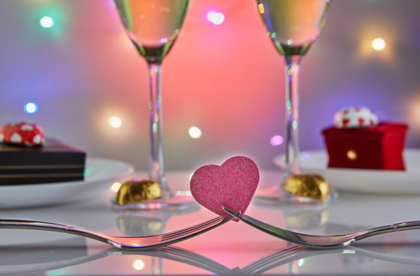 情人节浪漫生日晚餐，糖果、香槟与高雅餐桌图片下载