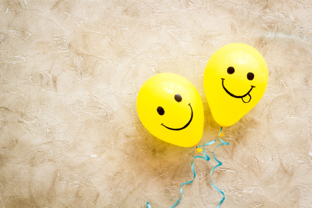 积极的情绪。彩色气球上画着快乐和眨眼的表情图片下载