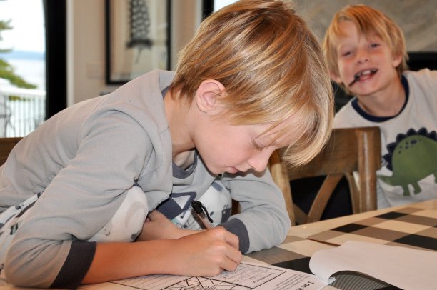 孩子在家做作业图片下载